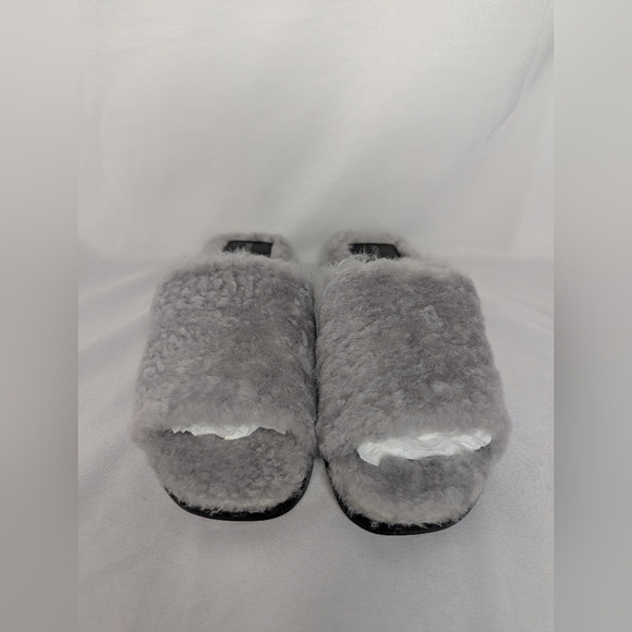 NWOB Donald J Pliner Women's Fuzzy Slide Sandals Size 9 - Picture 1 of 7